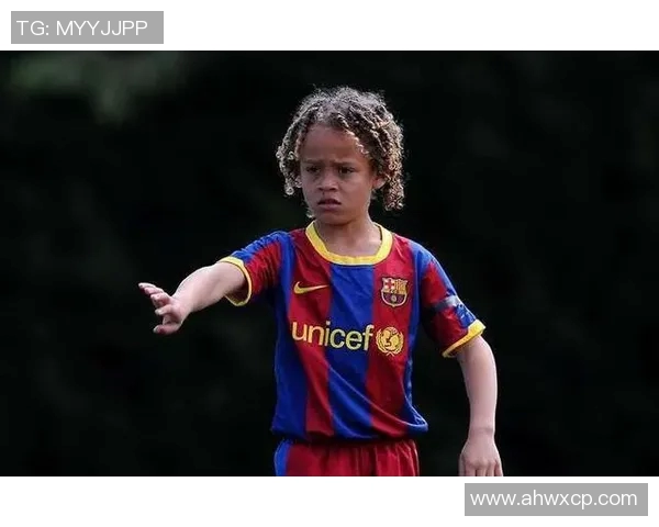 哈维西蒙斯:新星崛起的足球天才与未来之路探讨 哈维西蒙斯:新星崛起的足球天才与未来之路探讨